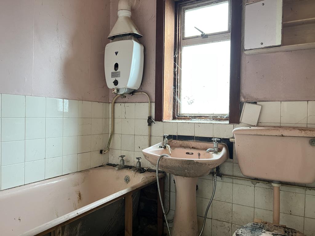 Lot: 138 - BUNGALOW FOR IMPROVEMENT - Bathroom